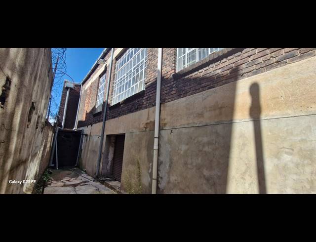 1,700M² WAREHOUSE FOR SALE IN VILLAGE MAIN